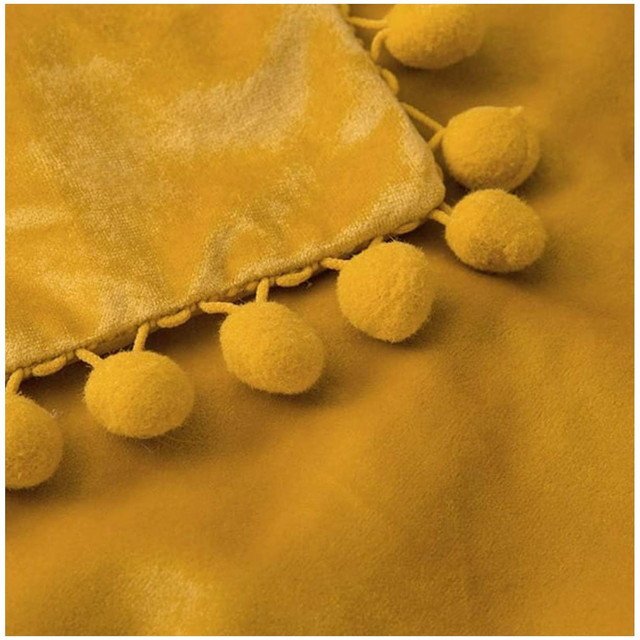 PACK DE 02 FUNDAS DE COJÍN DE TERCIOPELO CON POMPON 45X45 AMARILLO - 4