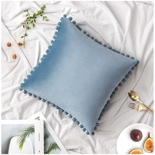 PACK DE 02 FUNDAS DE COJÍN DE TERCIOPELO CON POMPON 45X45 AZUL - 1