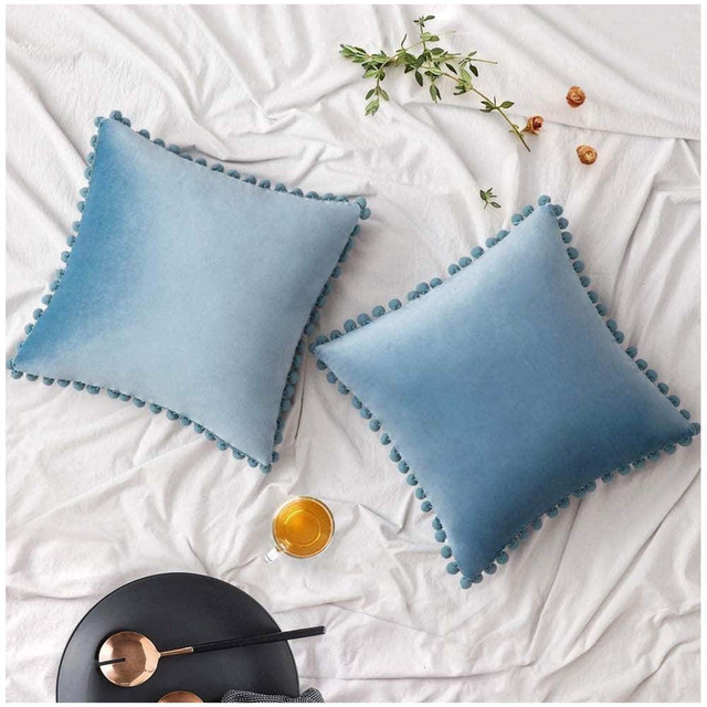 PACK DE 02 FUNDAS DE COJÍN DE TERCIOPELO CON POMPON 45X45 AZUL - 2