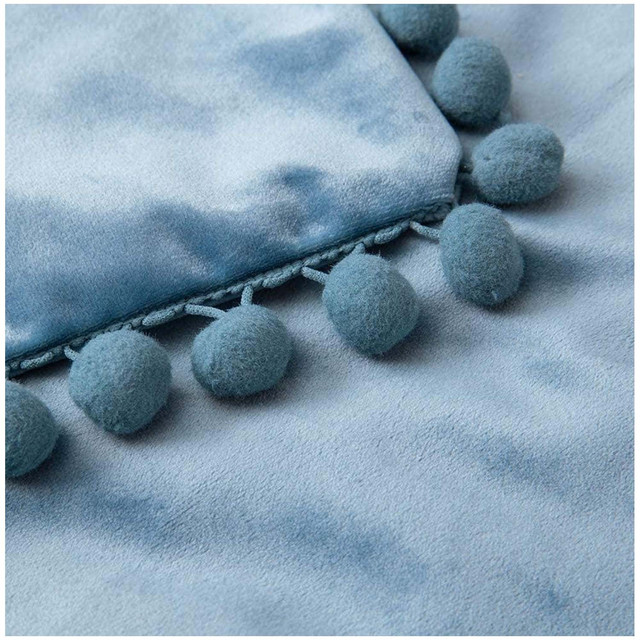 PACK DE 02 FUNDAS DE COJÍN DE TERCIOPELO CON POMPON 45X45 AZUL - 4