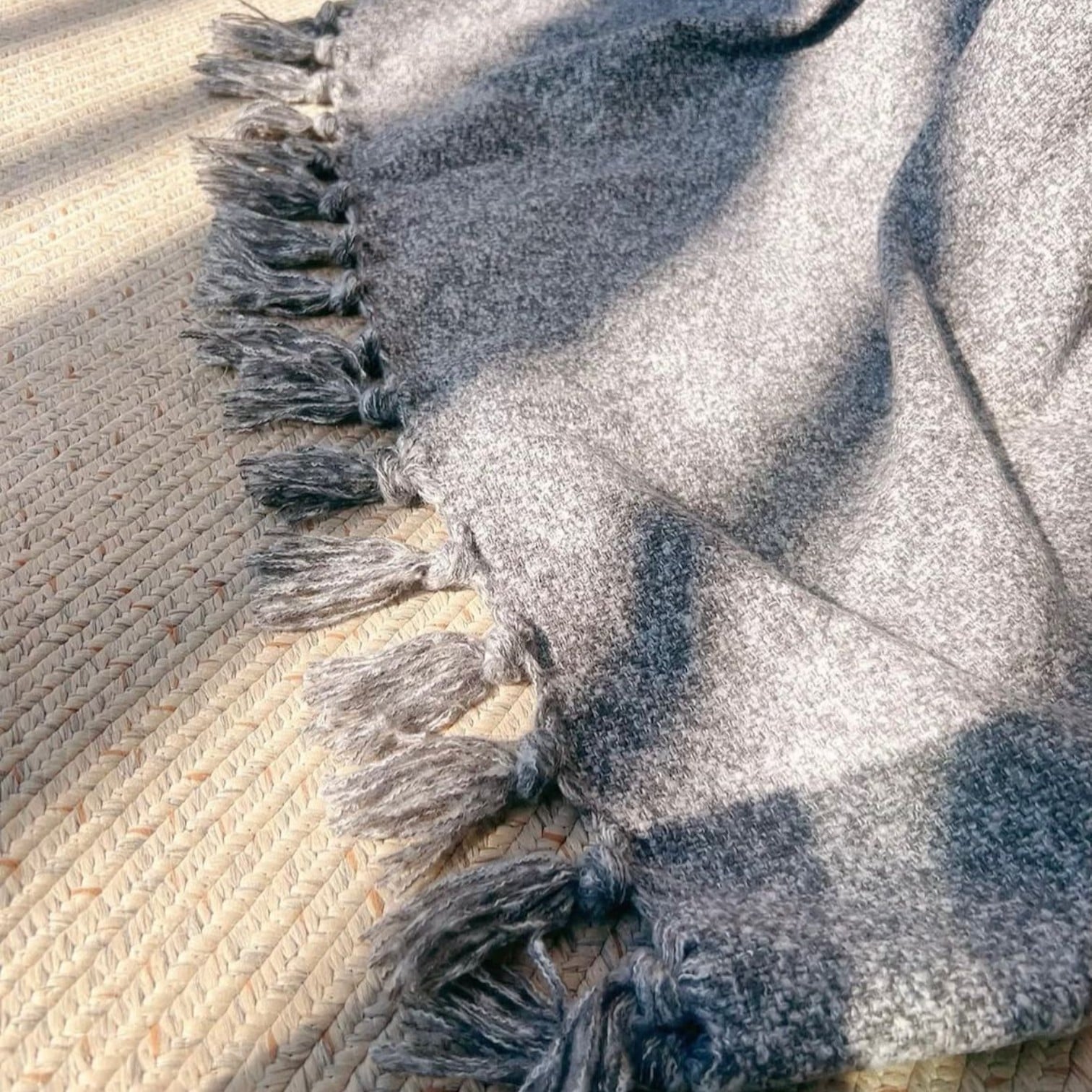 MANTA DE LANA PREMIUM CON FLECOS 150X170 GRIS - 2