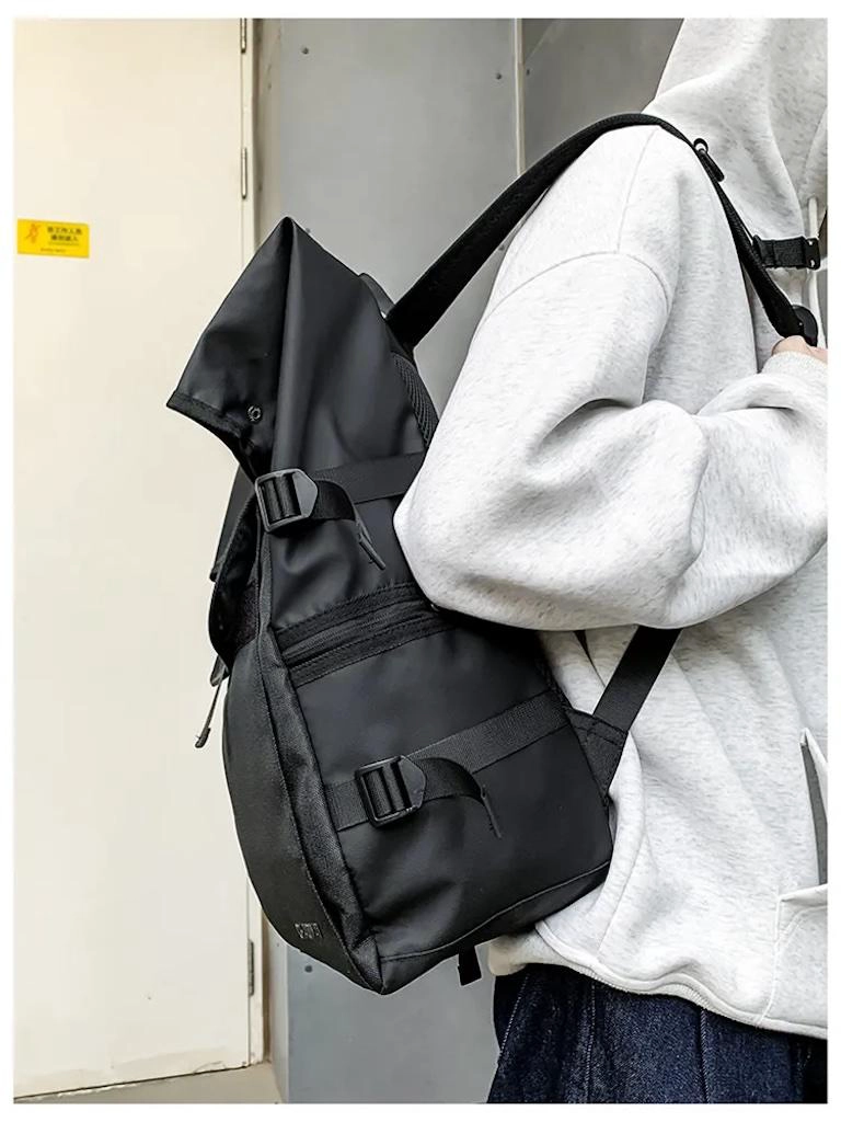 MOCHILA URBANA NEGRA PORTA NOTEBOOK HEBILLA UNISEX - 2