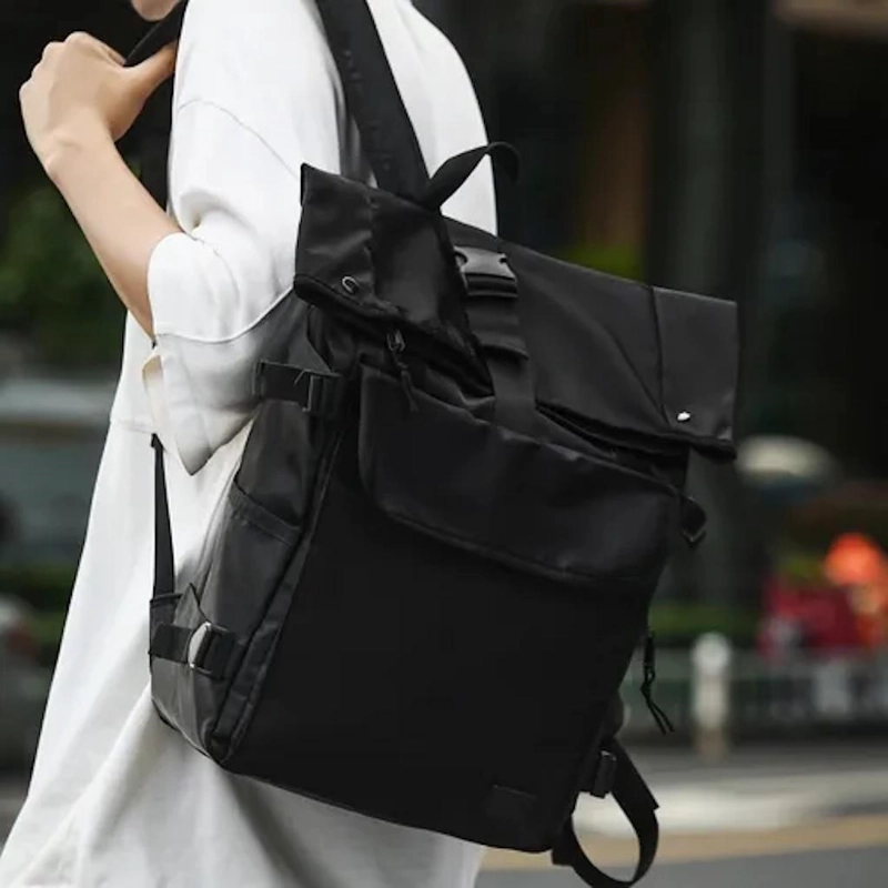 MOCHILA URBANA NEGRA PORTA NOTEBOOK HEBILLA UNISEX - 3