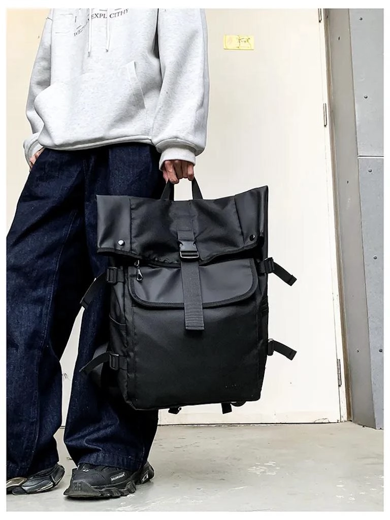 MOCHILA URBANA NEGRA PORTA NOTEBOOK HEBILLA UNISEX - 4