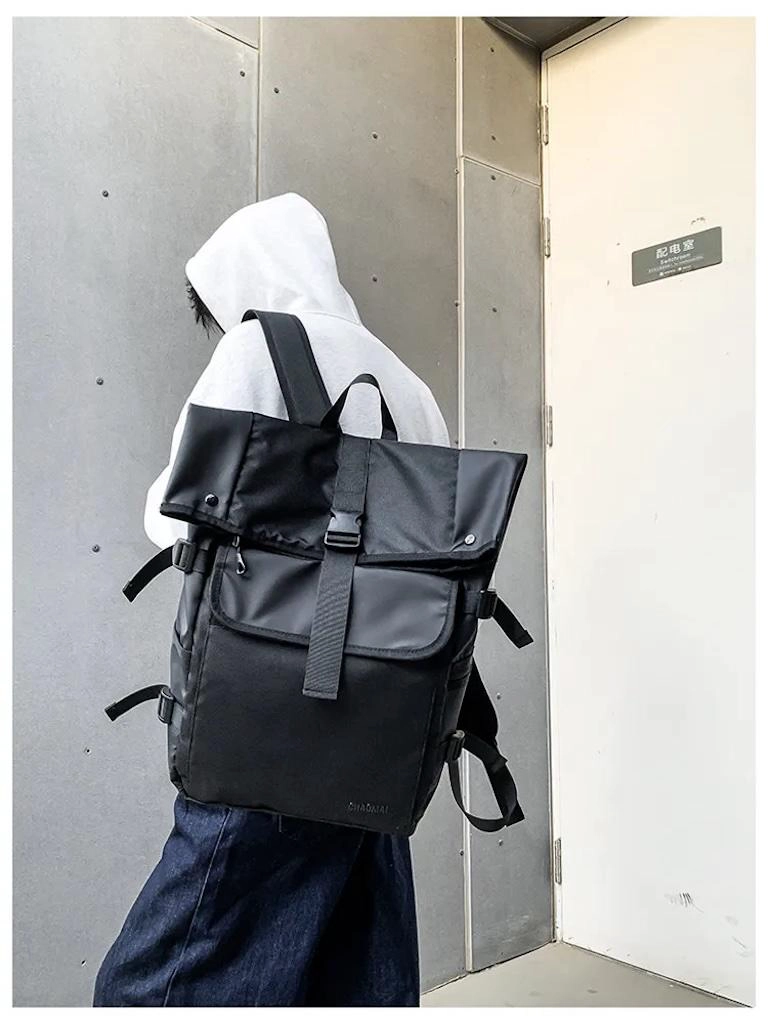 MOCHILA URBANA NEGRA PORTA NOTEBOOK HEBILLA UNISEX - 5