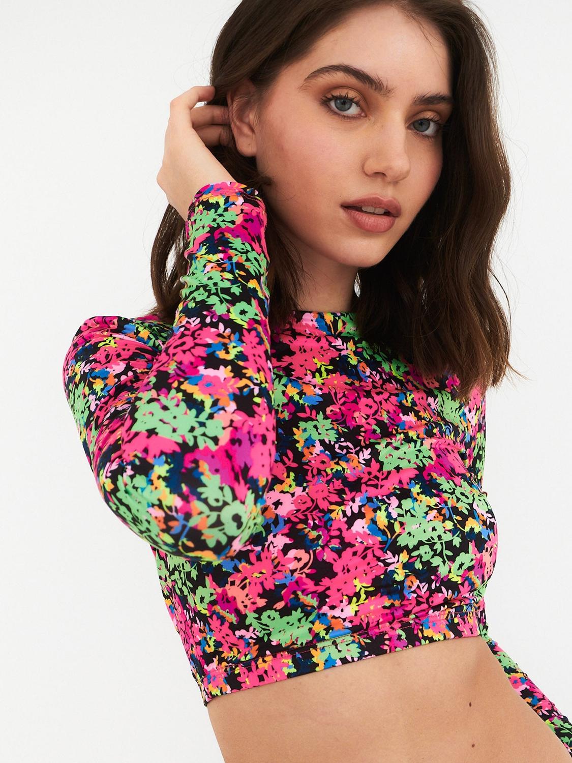 POLERA SURF DAIKIRI MUJER MANGA LARGA ESPALDA ABIERTA FLORES NEGRO ROSA FLUOR FILTRO UV50+ - 1