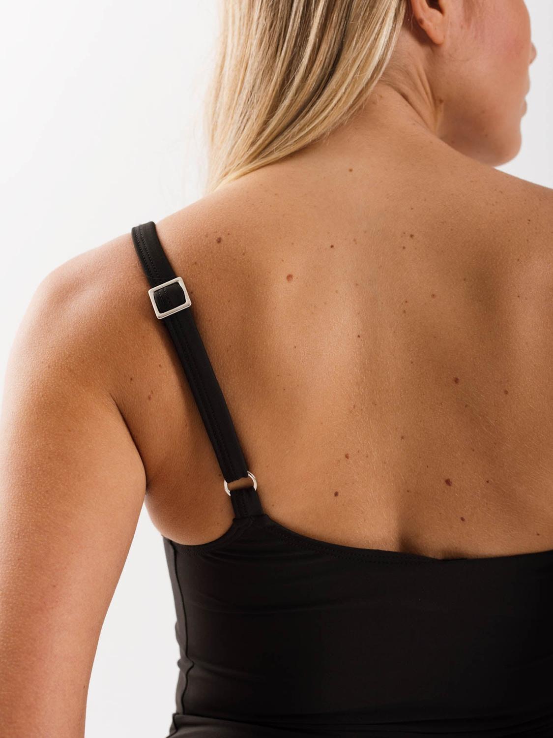 TRAJE DE BAÑO DAIKIRI MUJER UN HOMBRO NEGRO FILTRO UV50+ - 4