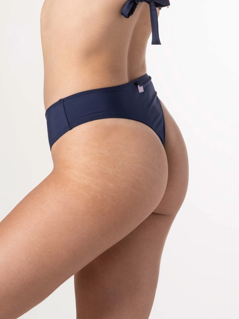 BOTTOM DE BIKINI DAIKIRI MUJER CALZON COLALESS PRETINA ANCHA AZUL MARINO PROTECCION UV50+ - 6