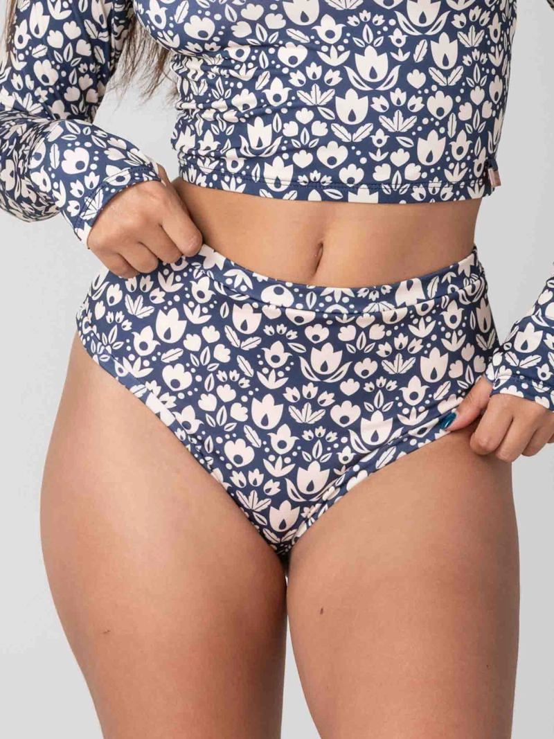 BOTTOM DE BIKINI DAIKIRI MUJER CALZON TIRO ALTO SIN ELASTICOS FLORAL MARINO CREMA PROTECCION UV50+ - 3