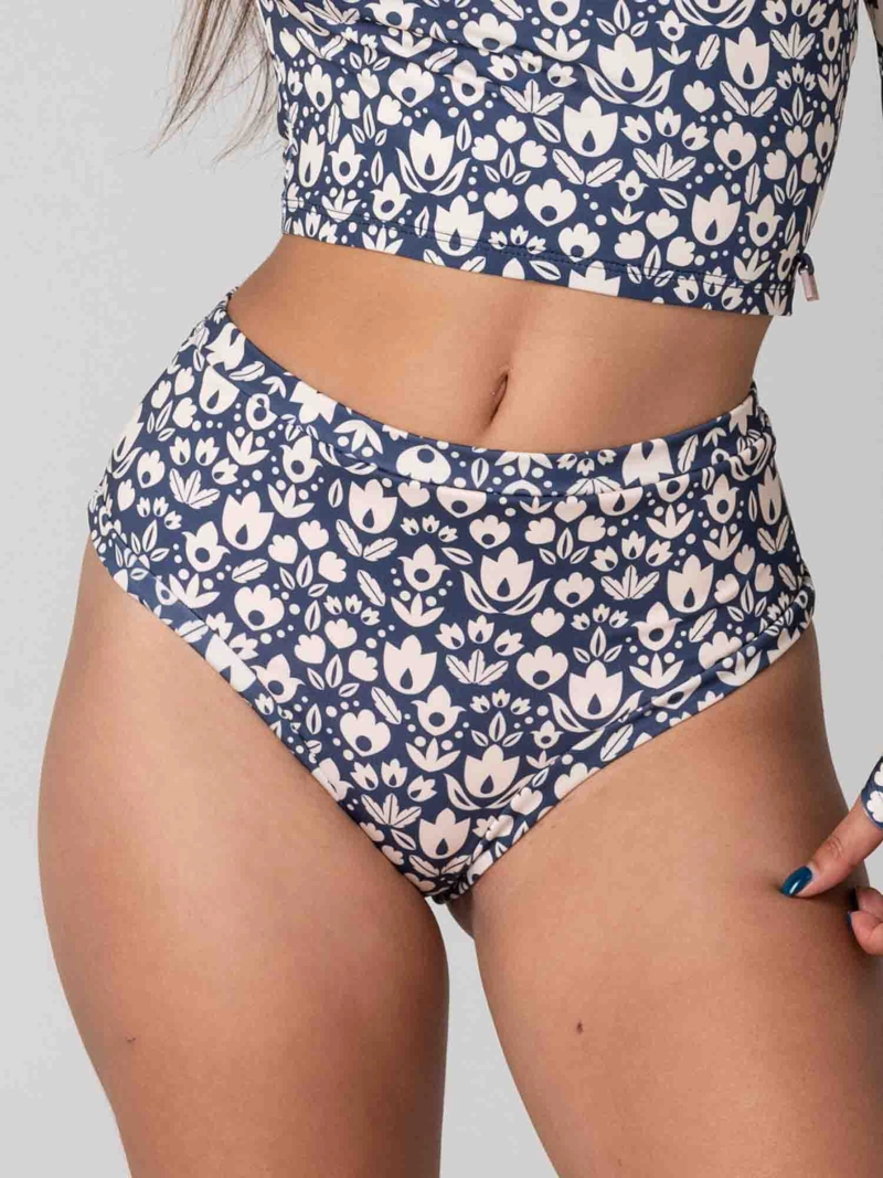 BOTTOM DE BIKINI DAIKIRI MUJER CALZON TIRO ALTO SIN ELASTICOS FLORAL MARINO CREMA PROTECCION UV50+ - 4