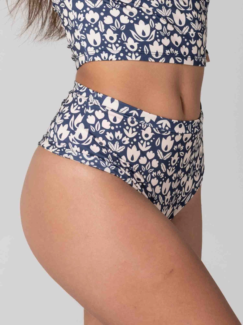 BOTTOM DE BIKINI DAIKIRI MUJER CALZON TIRO ALTO SIN ELASTICOS FLORAL MARINO CREMA PROTECCION UV50+ - 5