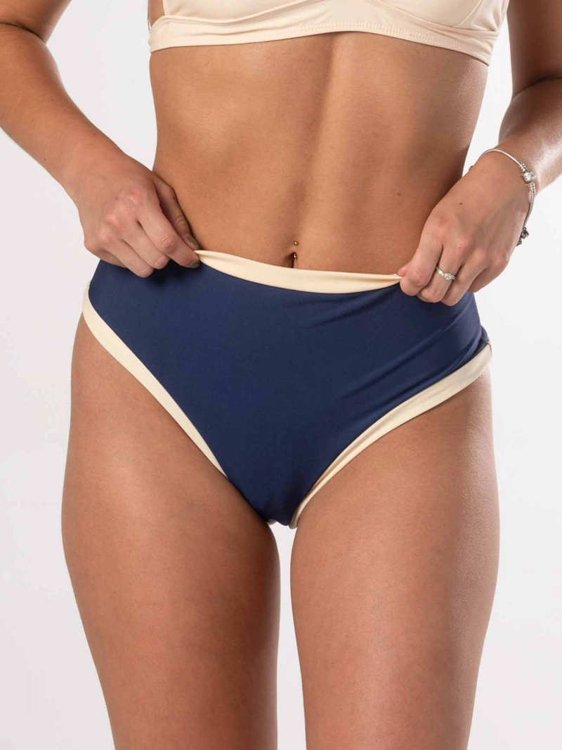 BOTTOM DE BIKINI DAIKIRI MUJER CALZON TIRO ALTO SIN ELASTICOS AZUL MARINO CREMA PROTECCION UV50+ - 3