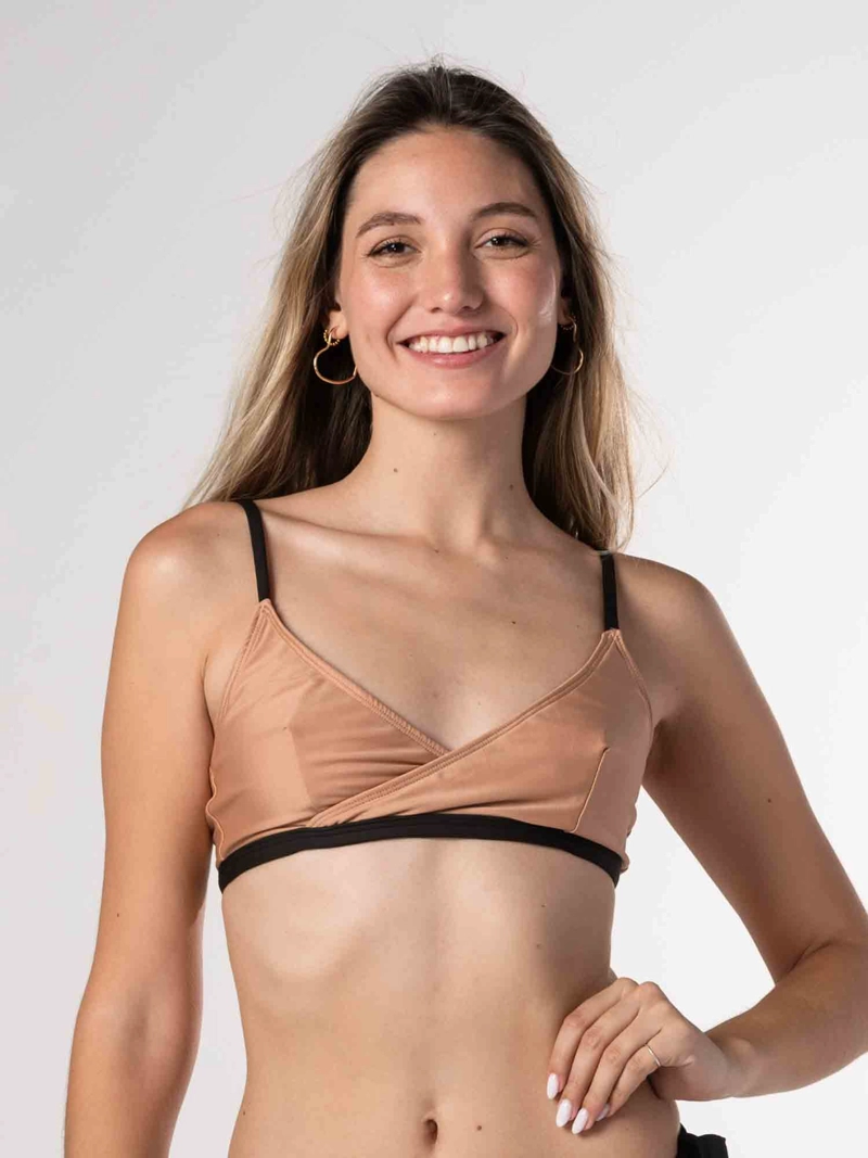 TOP DE BIKINI DAIKIRI MUJER TRIANGULO CRUZADO CAFE CON NEGRO PROTECCION UV50+ - 3