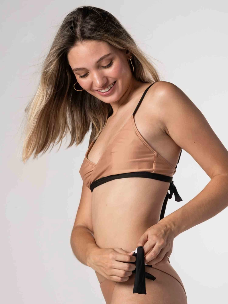 TOP DE BIKINI DAIKIRI MUJER TRIANGULO CRUZADO CAFE CON NEGRO PROTECCION UV50+ - 4
