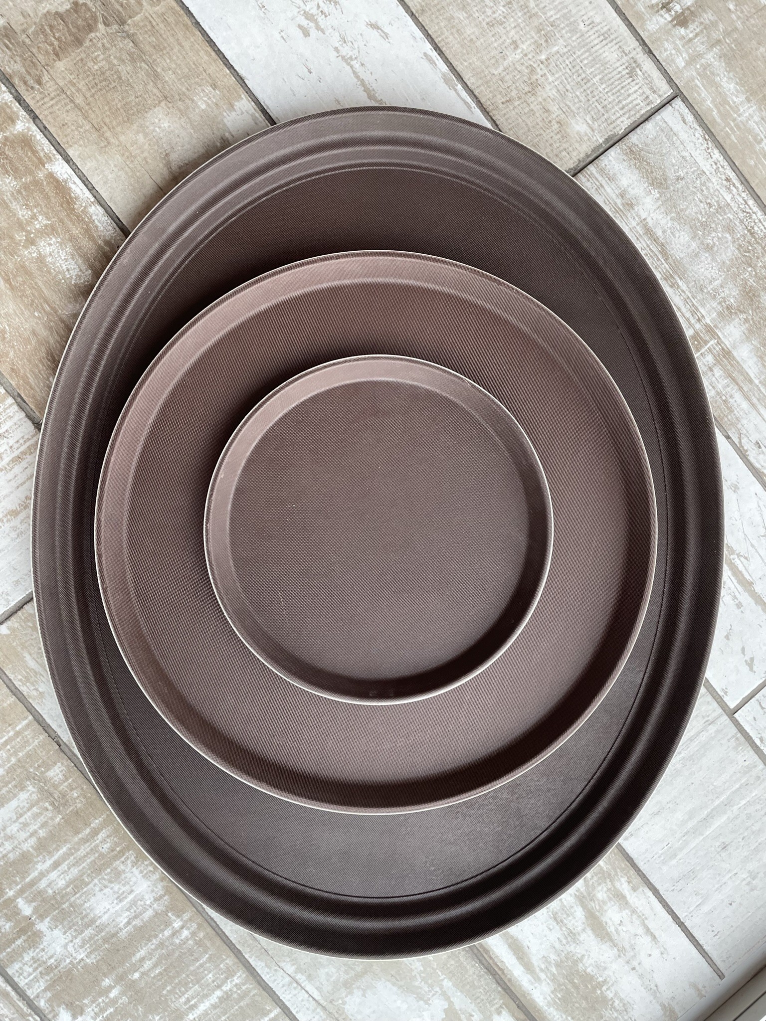 BANDEJA GARZON OVALADA ANTIDESLIZANTE 68CM CAFÉ - 5