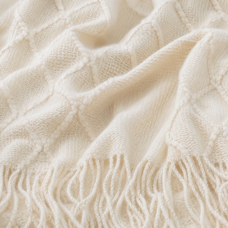 MANTA CREMA LIVIANA DECORATIVA PARA CAMA Y SILLON MODELO 012 - 7