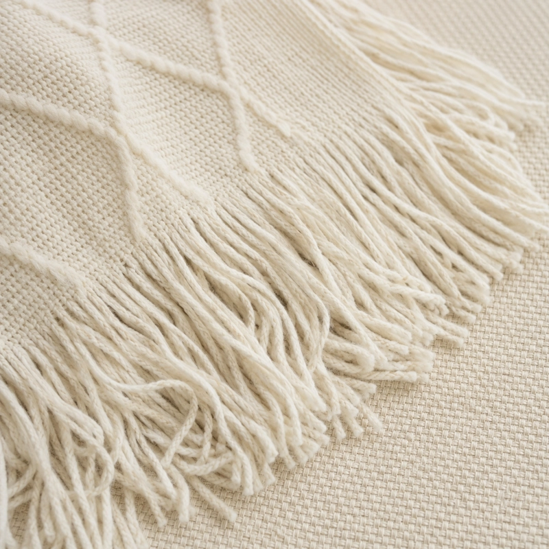 MANTA CREMA LIVIANA DECORATIVA PARA CAMA Y SILLON MODELO 012 - 8