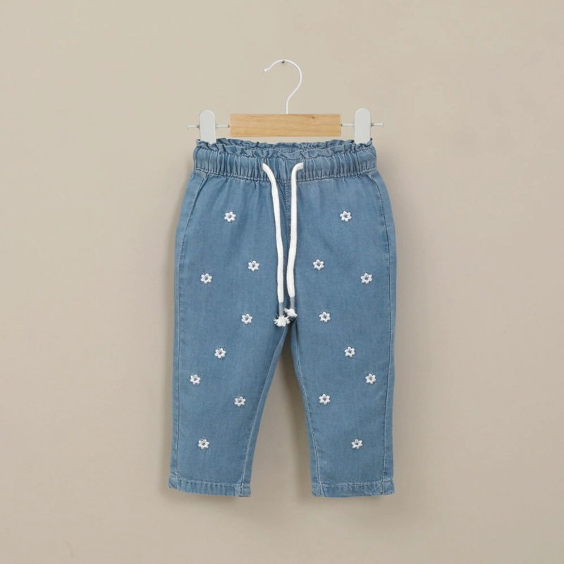 JEANS JOGGER CON BORDADO AZUL DE NIÑA OPALINE - 1