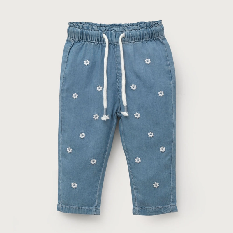 JEANS JOGGER CON BORDADO AZUL DE NIÑA OPALINE - 2