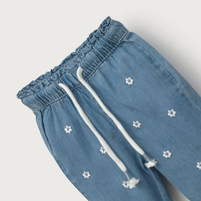 JEANS JOGGER CON BORDADO AZUL DE NIÑA OPALINE - 4