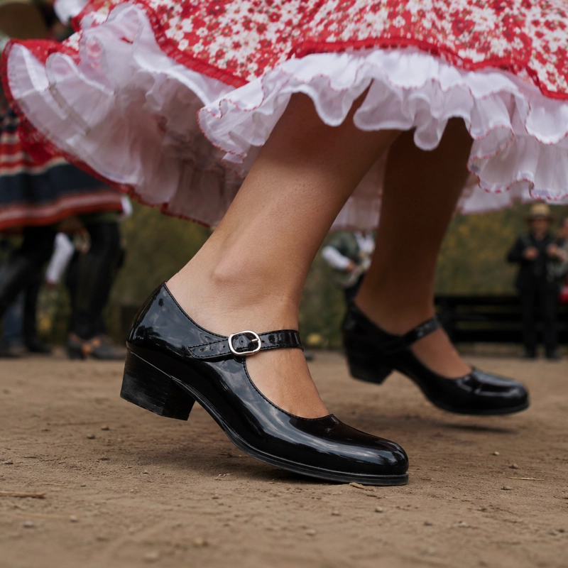 ZAPATOS FOLCLORICOS MUJER CHAROL NEGRO MODELO 7293 - 4