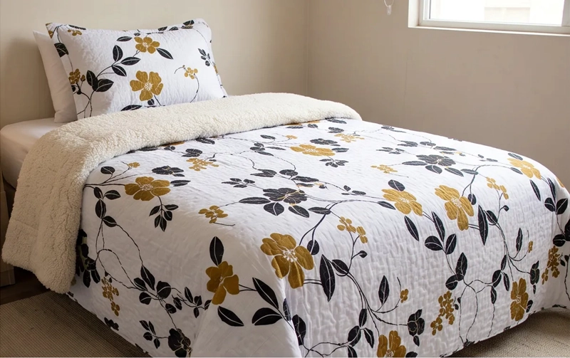 CUBRECAMA 1.5 PLAZA BLANCO QUILT SHERPA HOJAS DORADAS M925 - 5