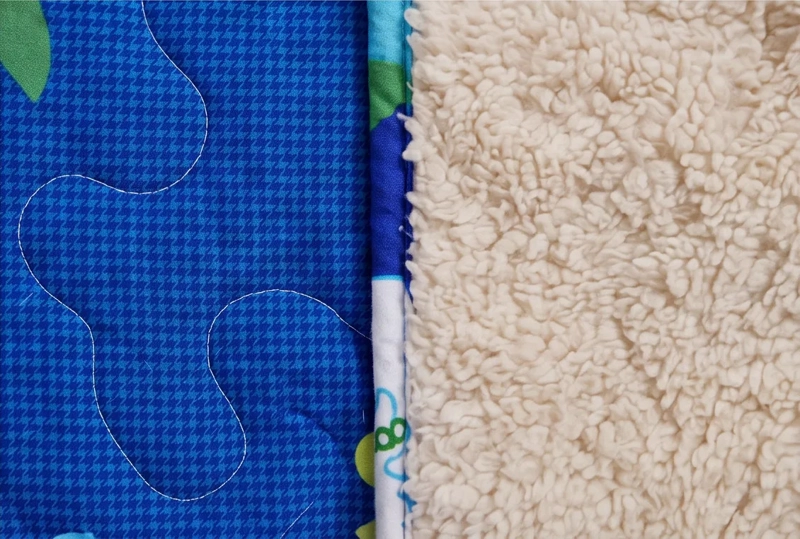CUBRECAMA 1.5 PLAZA AZUL QUILT SHERPA MUNDO DINOSAURIO M927 - 3