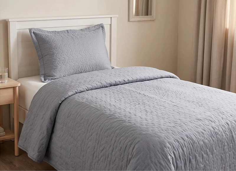 CUBRECAMA 1.5 PLAZA GRIS LISO QUILT SHERPA M924 - 4