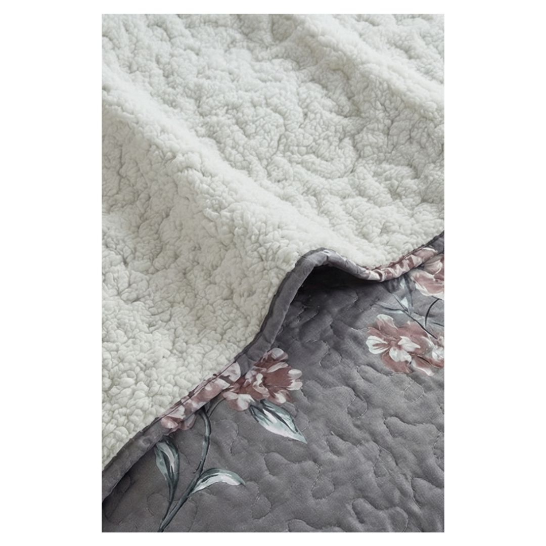 CUBRECAMA 2 PLAZAS GRIS SHERPA QUILT ROSAS M948 - 2