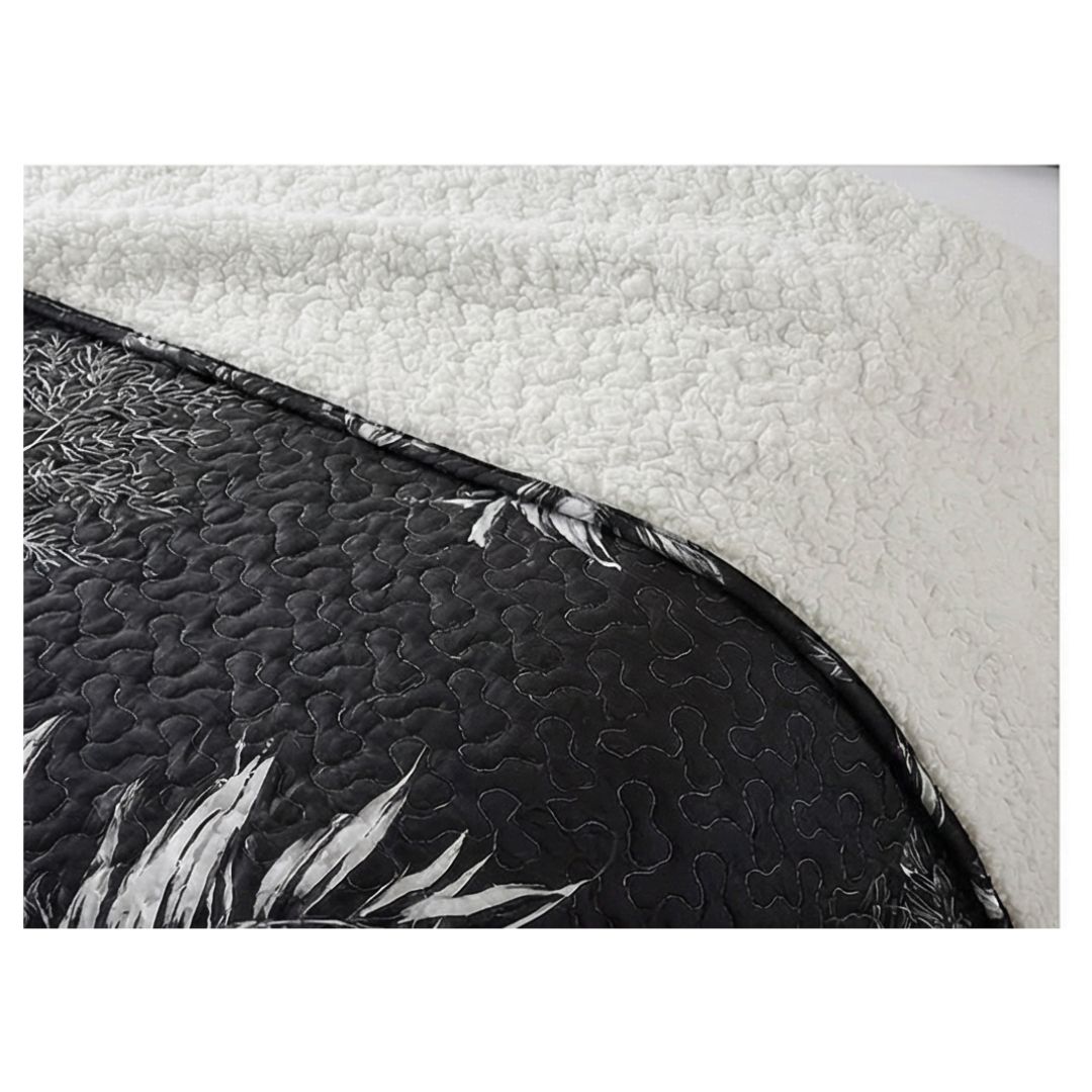 CUBRECAMA QUILT SHERPA KING - EN COLOR NEGRO HOJAS EN COLOR BLANCOS M917 - 2
