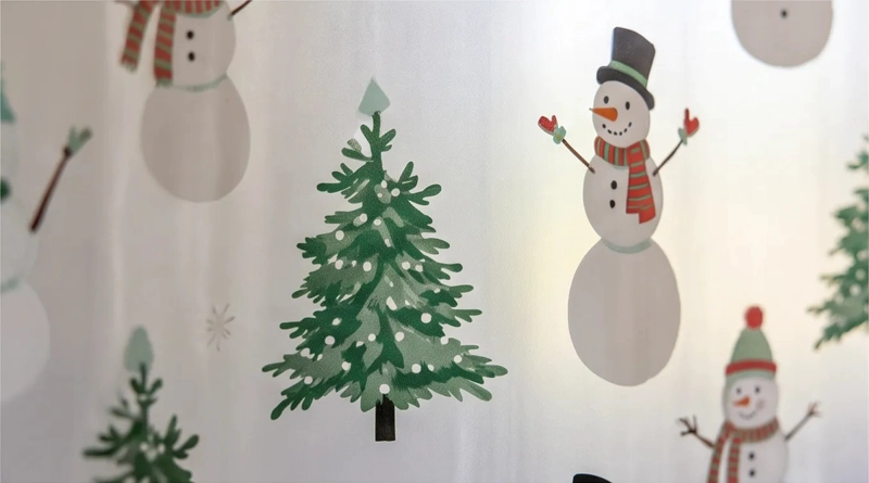 CORTINA DE BAÑO NAVIDEÑA 180 X 180 CM - PINOS Y MONOS DE NIEVE - 3