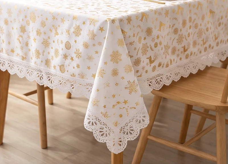 MANTEL NAVIDEÑO RECTANGULAR 140 X 220 CM - BLANCO ESFERAS DORADAS - 2