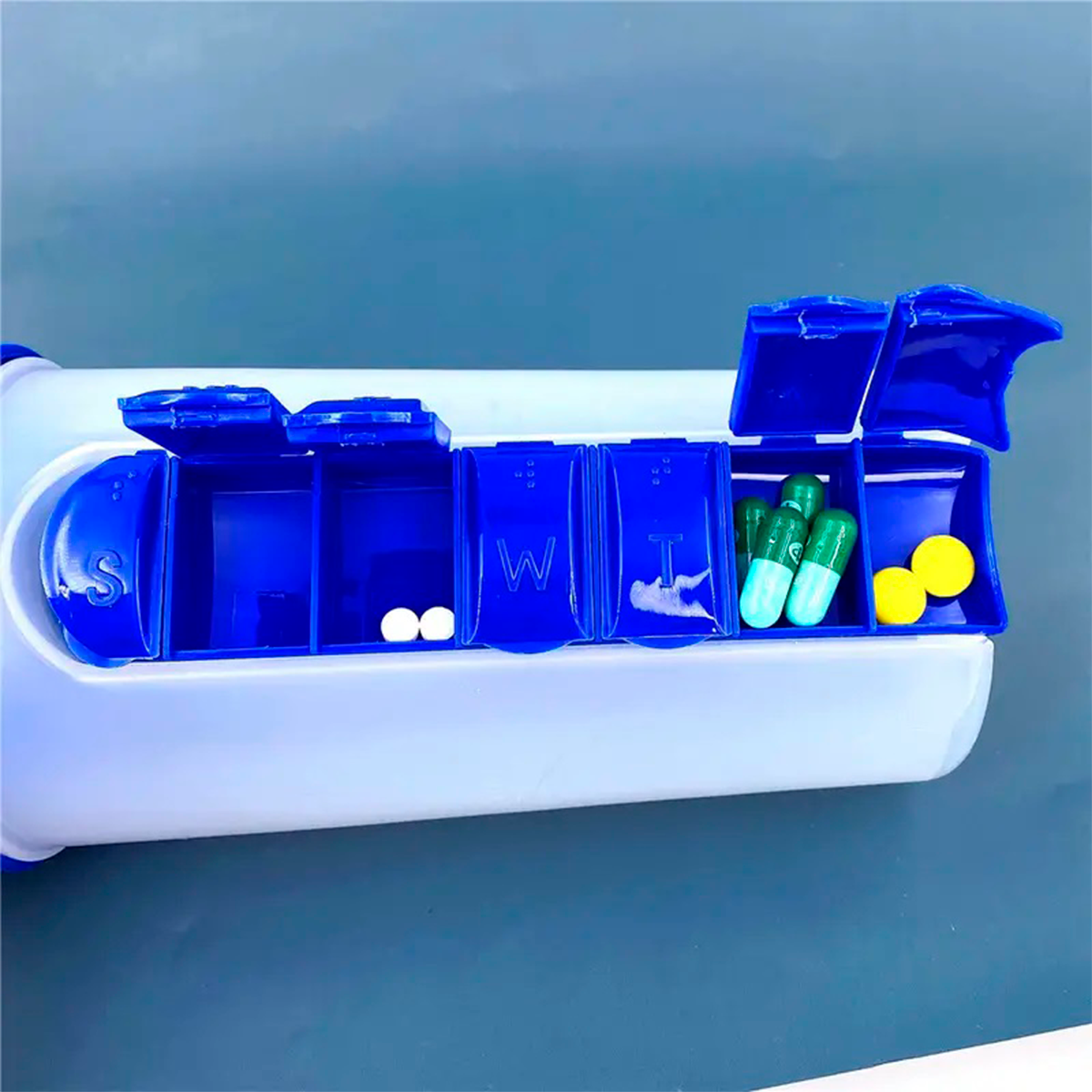 BOTELLA DE AGUA 600ML + PASTILLERO ORGANIZADOR SEMANAL AZUL - 3