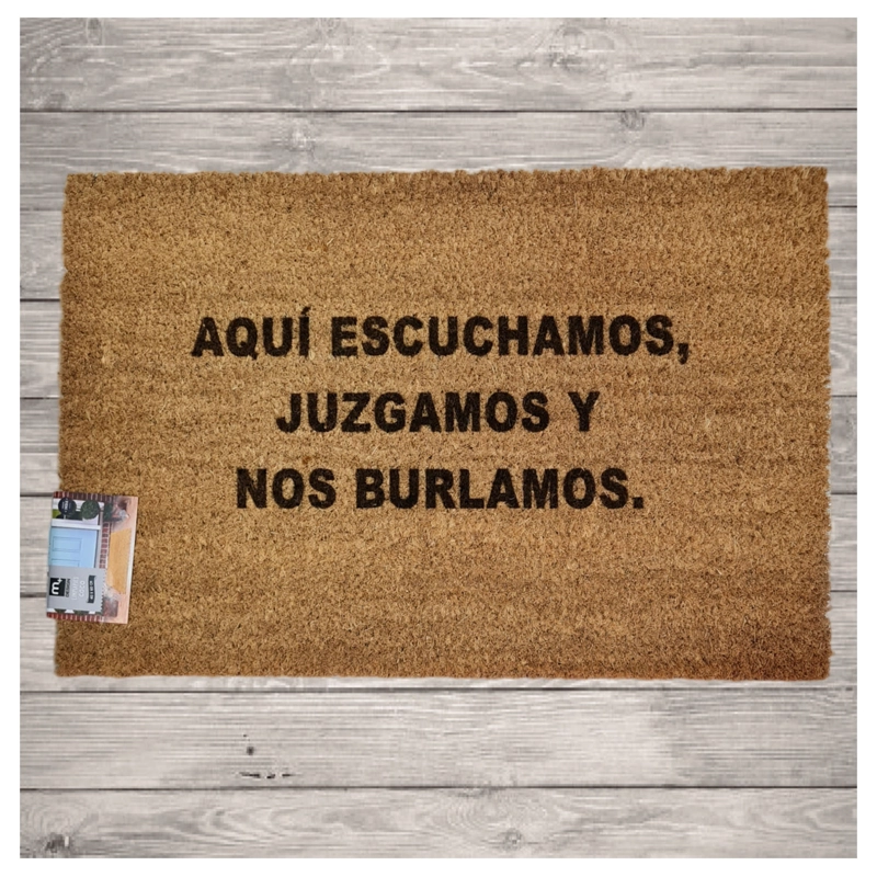 ALFOMBRA TAPETE LIMPIA PIES PERSONALIZADO FIBRA DE COCO AQUI ESCUCHAMOS, JUZGAMOS Y NOS BURLAMOS - 1