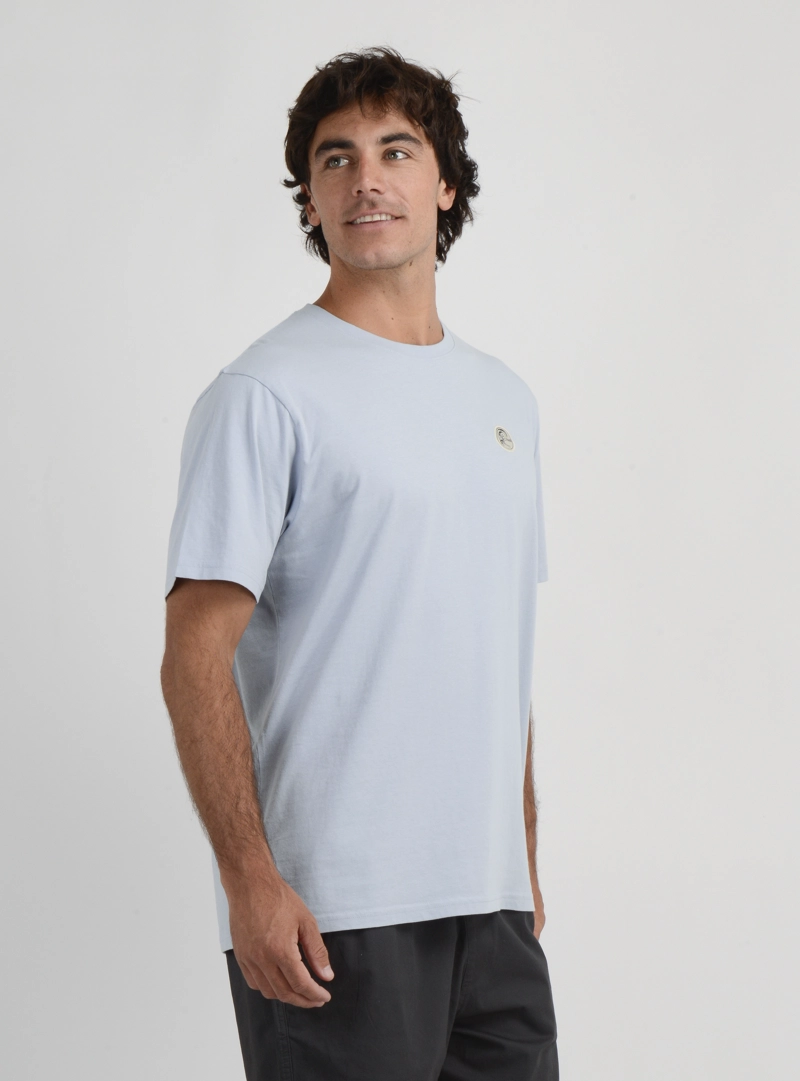 POLERA MANGA CORTA OG BADGE  AZUL CLARO - 4