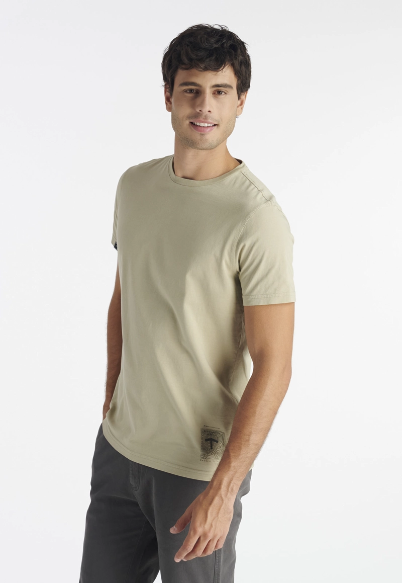 POLERA ALGODÓN HOMBRE NIMTU BEIGE GEO CASUAL SAND - 1