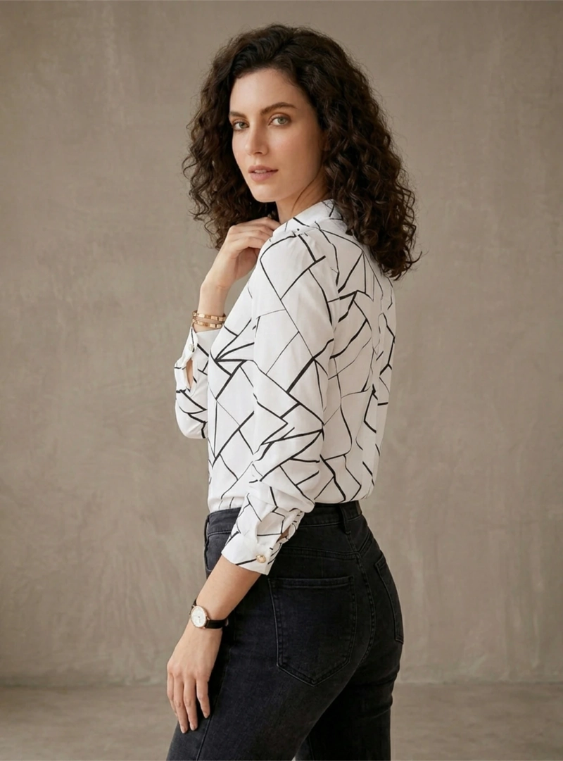 BLUSA ESTAMPADO GEOME TRICO CON CUELLO EN V Y BOTONES - 2