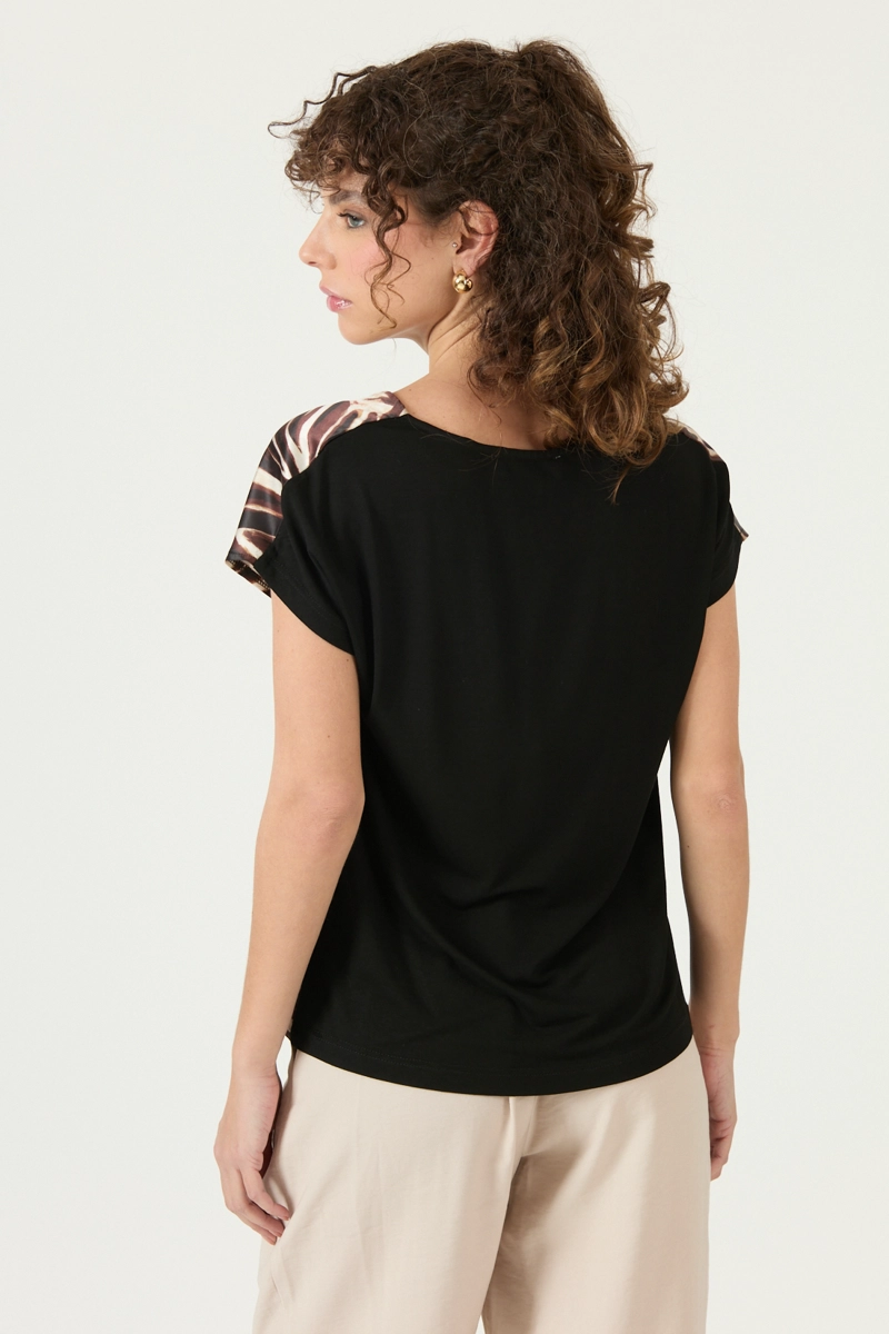 POLERA ESTAMPADA NEGRO COD 2756865 - 5