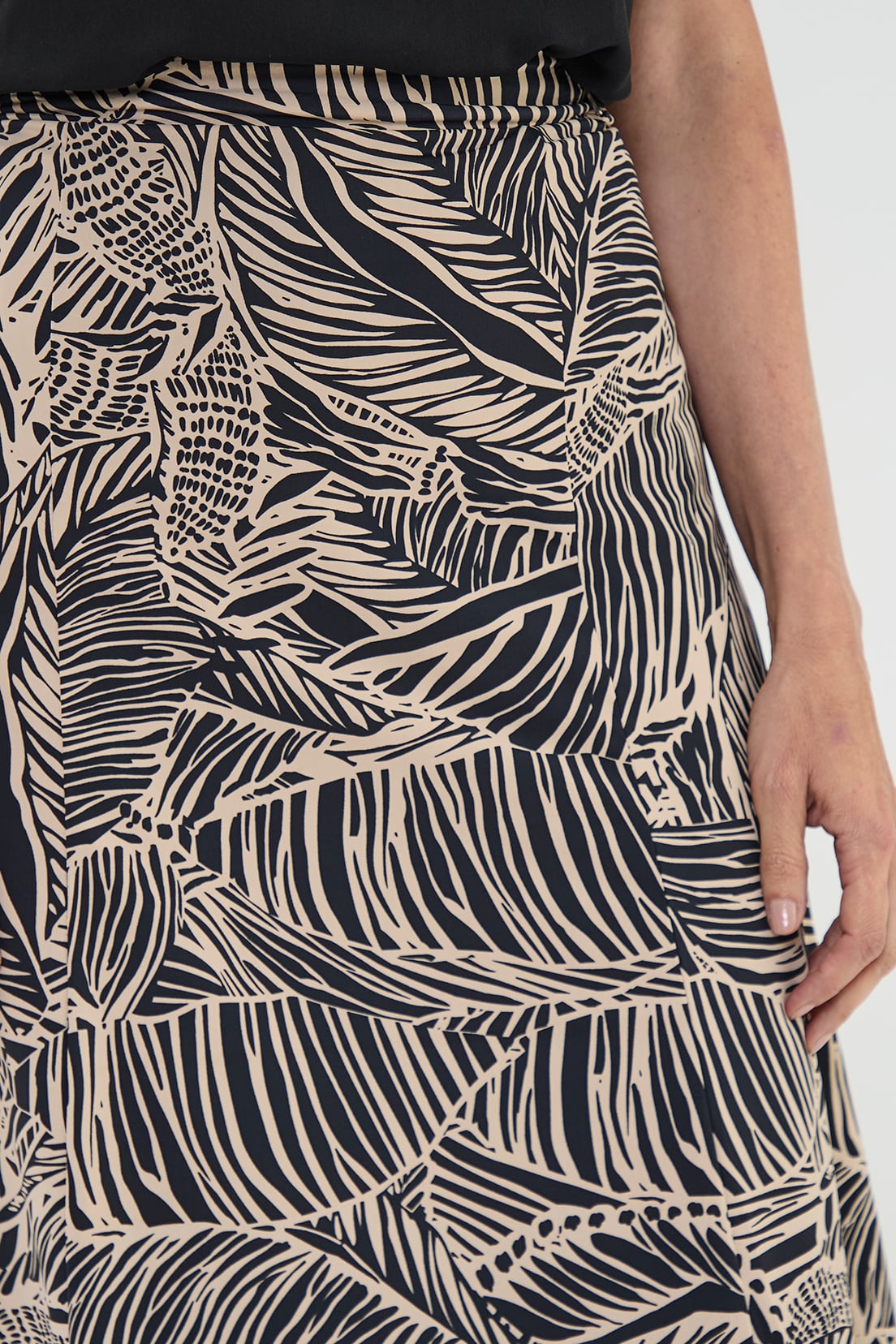 FALDA MUJER MA GRIFFE NEGRO ESTAMPADA CON EVASE - 3