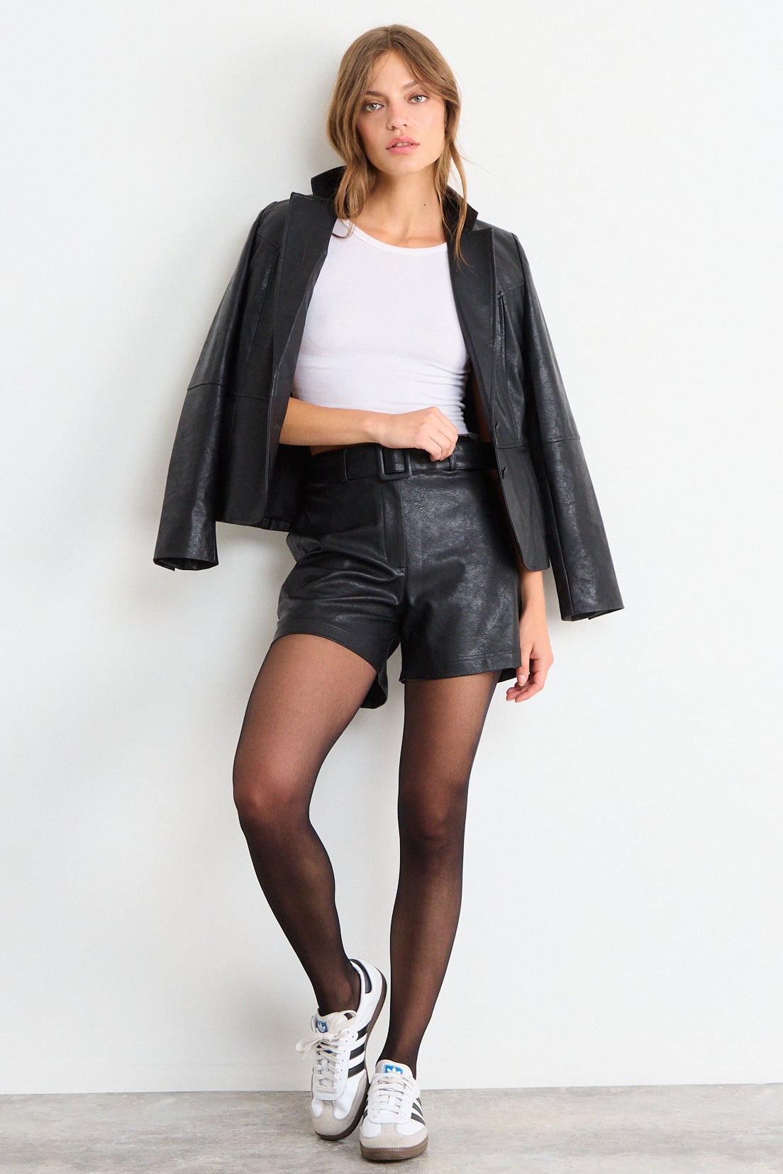 SHORT LISO NEGRO MUJER IO - 1
