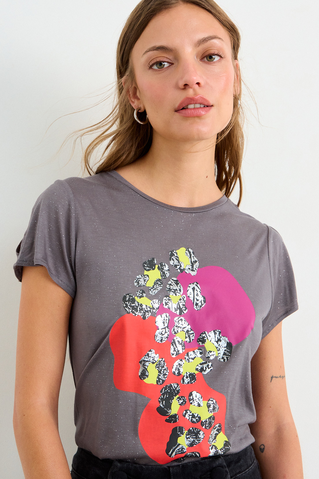 POLERA ESTAMPADA GRIS MUJER IO - 1