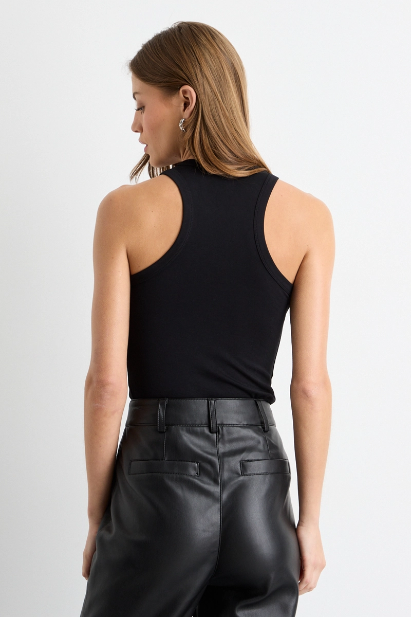 POLERA SIN MANGAS NEGRO MUJER IO - 4