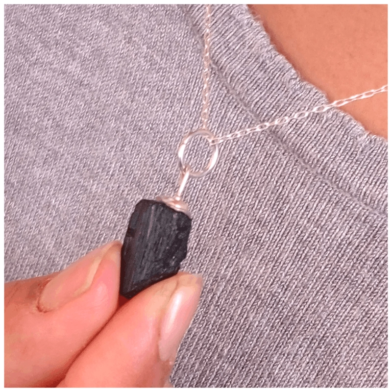 COLLAR TURMALINA NEGRA CON CADENA DE PLATA PIEDRA EN BRUTO - 1