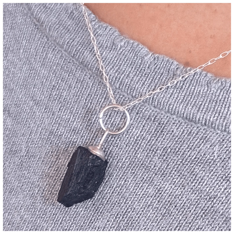COLLAR TURMALINA NEGRA CON CADENA DE PLATA PIEDRA EN BRUTO - 3