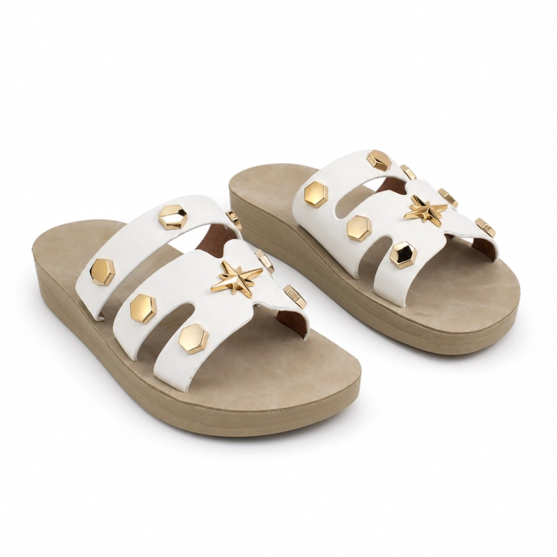 SANDALIA PLATAFORMA BAJA TACHAS DORADAS PG6038 - 2
