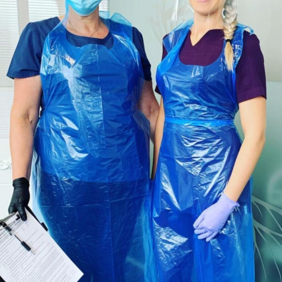 SET 2 DELANTAL DESECHABLE VERSATIL USO MEDICO LAU - 3