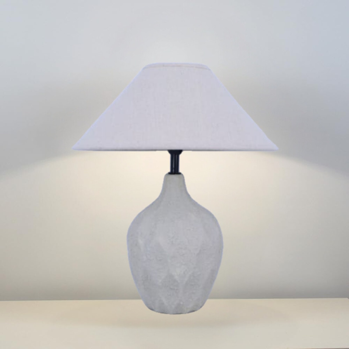 LÁMPARA MESA BASE TEXTURIZADA PANTALLA BEIGE DECORATIVA JHN - 9