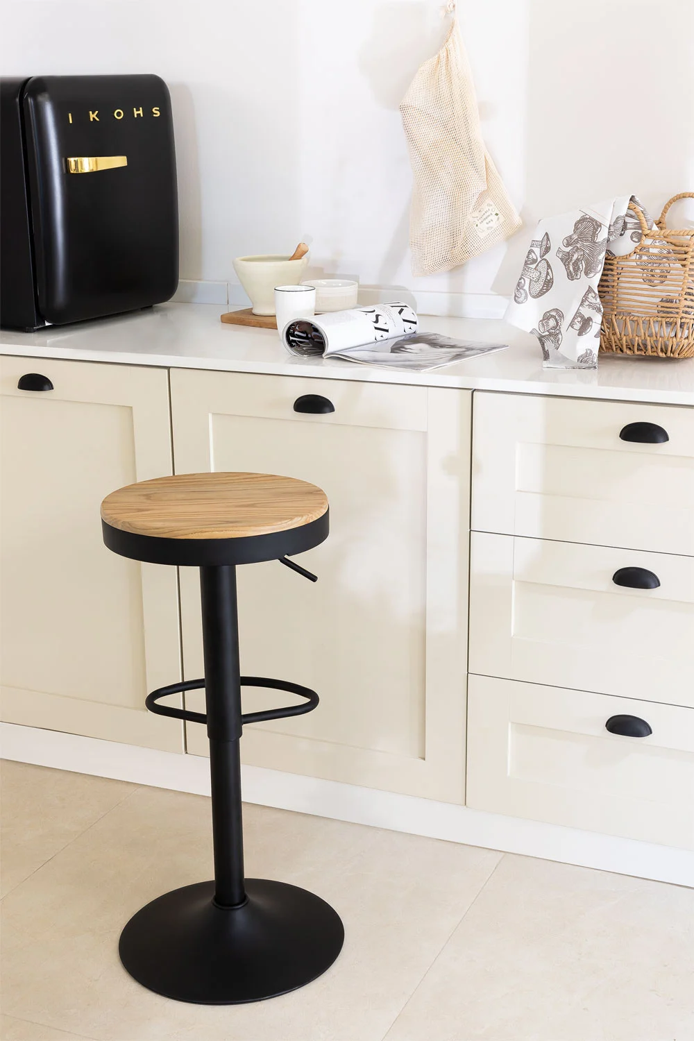 TABURETE REGULABLE PISO BAR ASIENTO DE MADERA EN COLOR NEGRO - 5