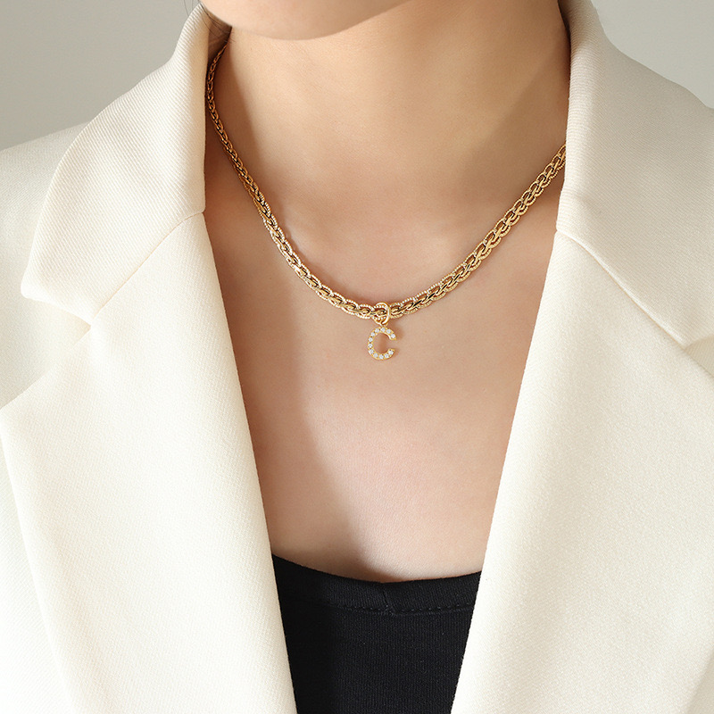 COLLAR LUX JOYAS BAÑO ORO 18K LETRA INICIAL C BRILLITOS TEJIDO DRAGÓN - 3