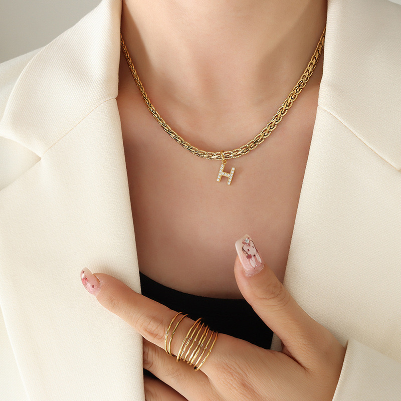 COLLAR LUX JOYAS BAÑO ORO 18K LETRA INICIAL H BRILLITOS TEJIDO DRAGÓN - 3